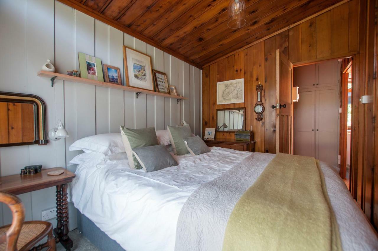 Little Kestrel Cabin Pennal Екстериор снимка